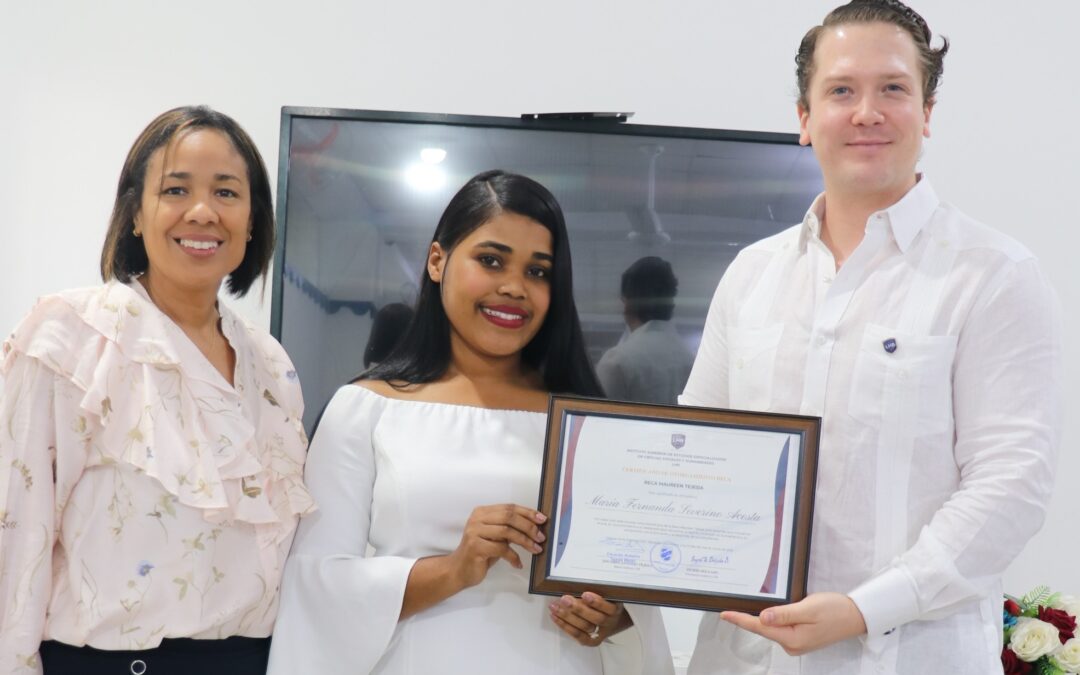 En nuestra institución celebramos la excelencia académica: Otorgamos beca de maestría a la destacada docente María Fernanda Severino